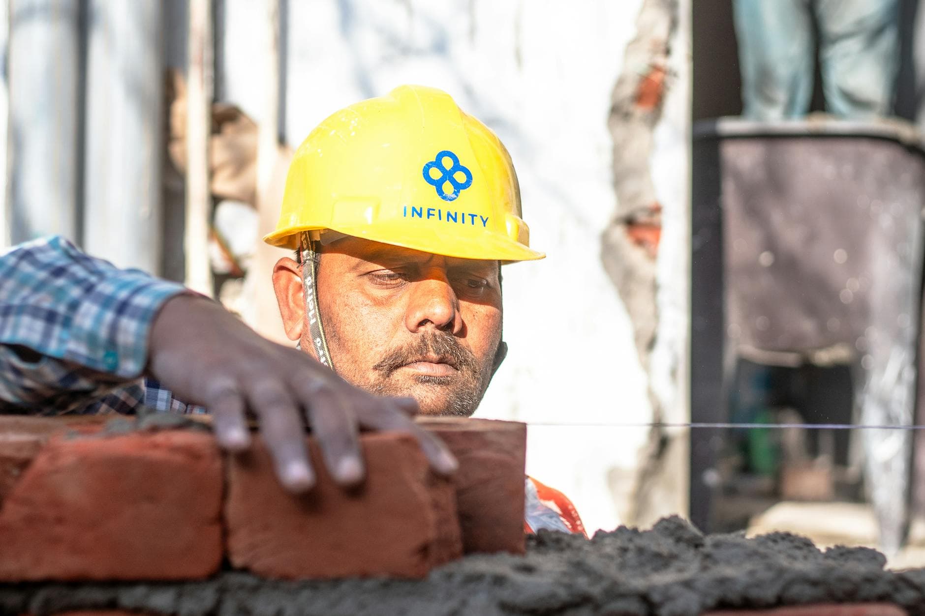 Professional construction company website showcasing project portfolio and contact forms